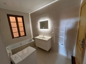 Hair dryer, towels, soap, toilet paper - Charmant Appartement Meublé, au Cœur de la Ville des Parfums. Au Calme, Lumineux (Grasse)