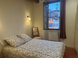 1 sovrum, strykjärn/strykbräda, resesäng och internet