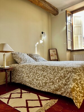 1 bedroom, iron/ironing board, travel cot, Internet