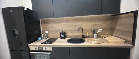 ثلاجة، ميكروويف، فرن، موقد طهي مسطح