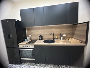 Kylskåp, mikrovågsugn, ugn och spishäll