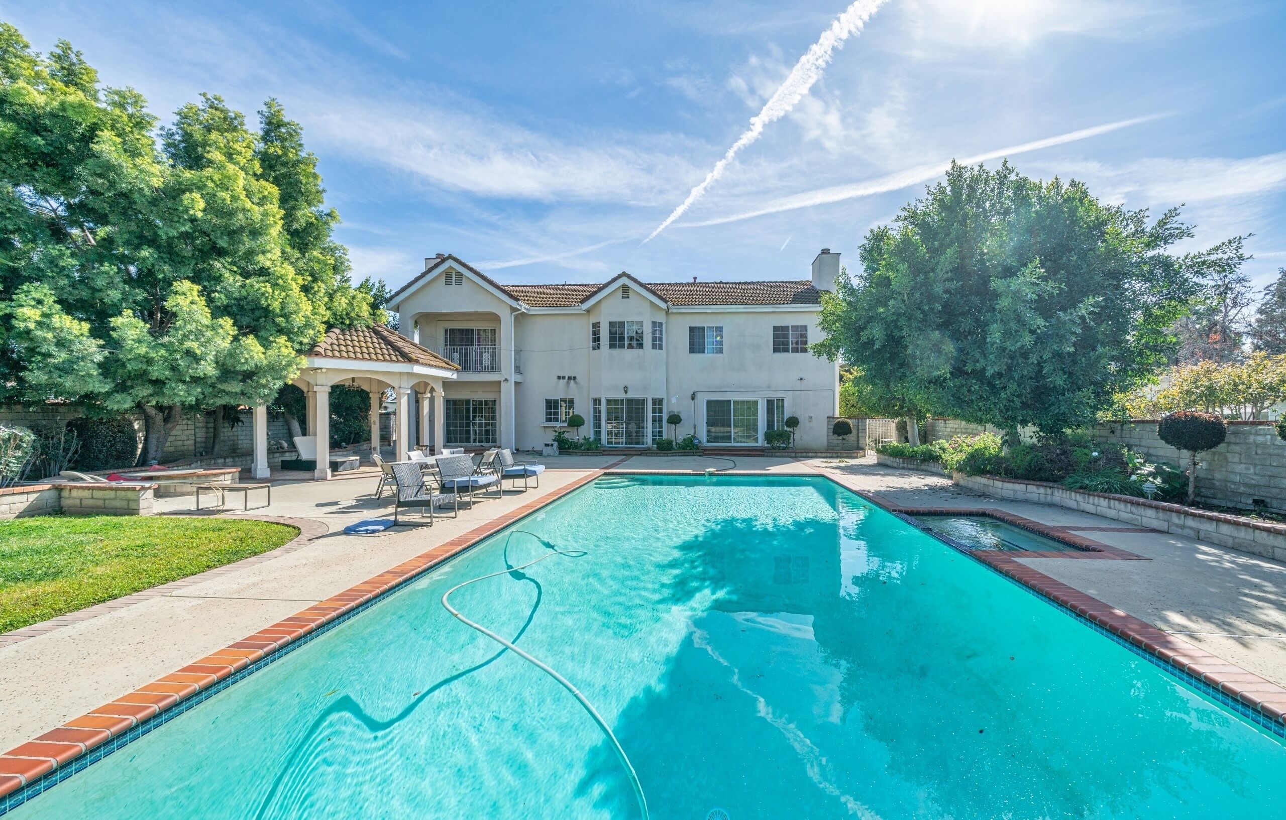 Spacious 6-bedroom house with HUGE swimming pool