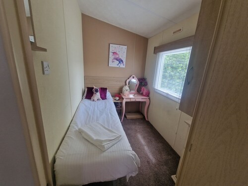 Lodge Sleeps 4 - Pet Friendly With Private Parking