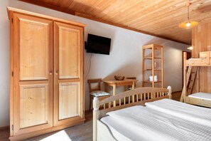 1 bedroom, free WiFi, bed sheets - Room 'Naturidyll Mitterbach 5' with Mountain View, Private Terrace and Wi-Fi (Weißenbach/Ahrntal)