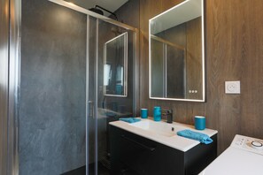 Regadera, secadora de cabello, toallas 