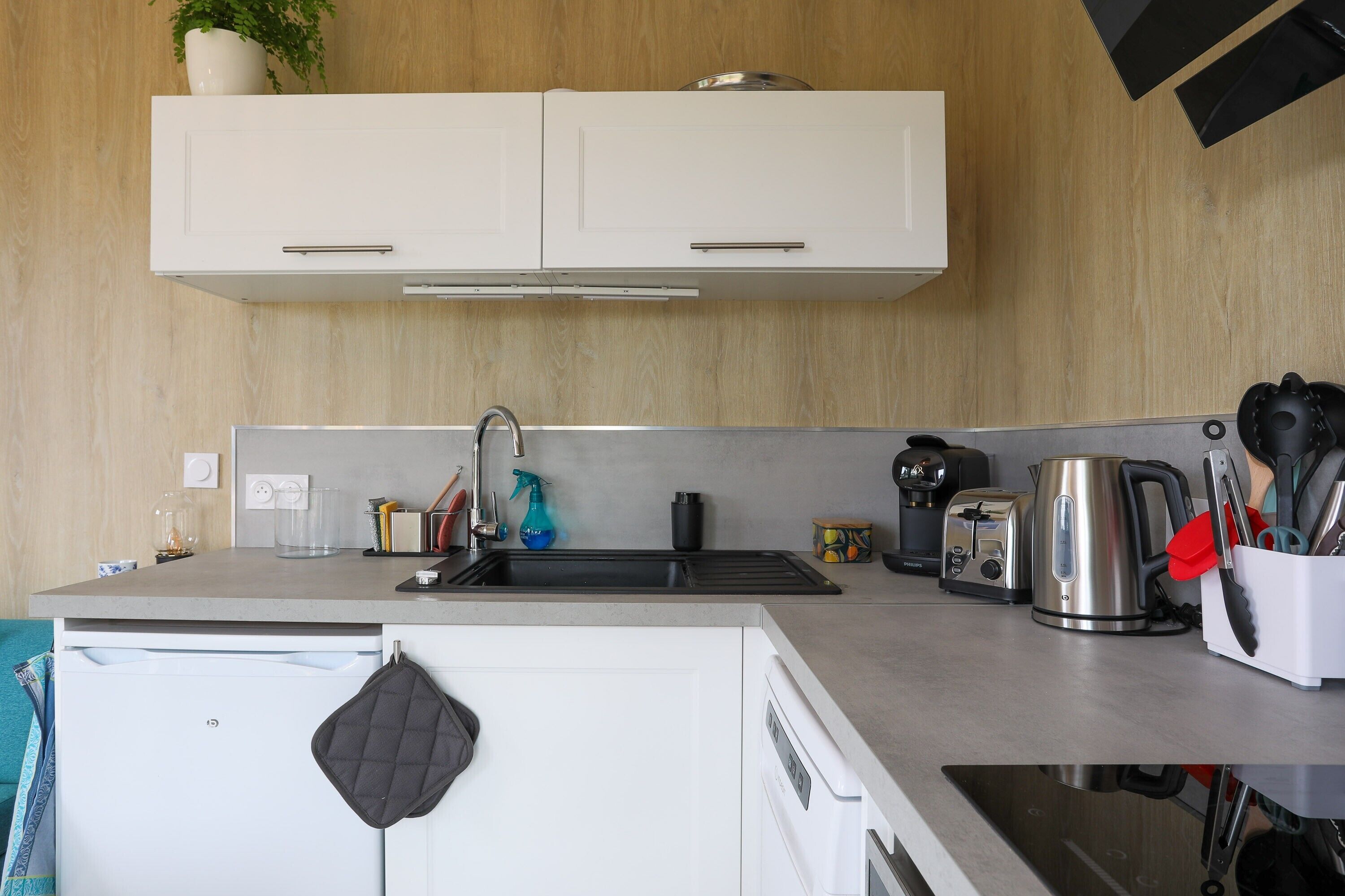 Kühlschrank, Mikrowelle, Ofen, Herdplatte