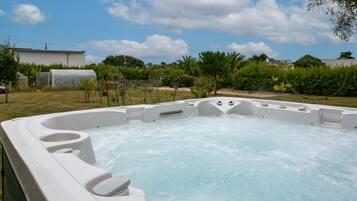 Tina de hidromasaje al aire libre