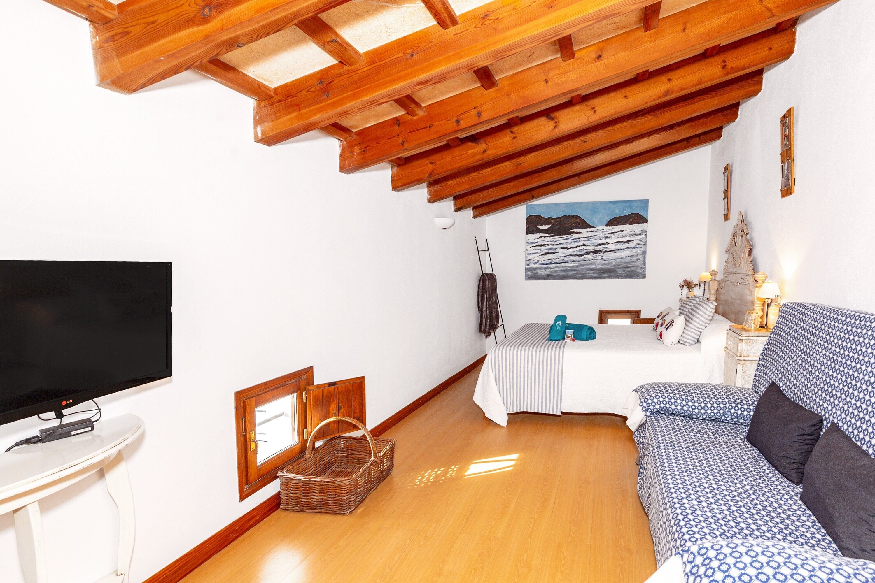 4 makuuhuonetta, silitysrauta/-lauta, ilmainen Wi-Fi, vuodevaatteet