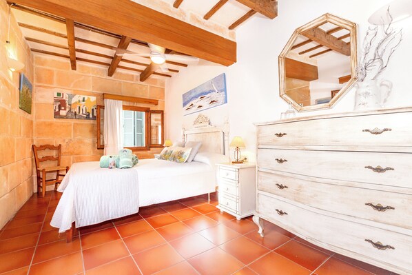 4 habitaciones, tabla de planchar con plancha y wifi gratis 