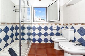 Chuveiro, secador de cabelo, toalhas de banho 