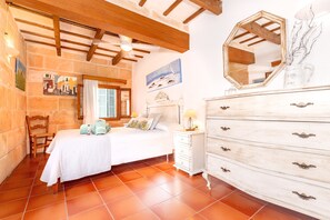 4 bedrooms, iron/ironing board, free WiFi, bed sheets