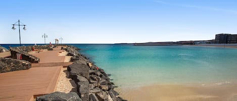 Una spiaggia nelle vicinanze