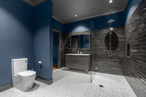 Suihku, hiustenkuivaaja, pyyhkeet, saippua