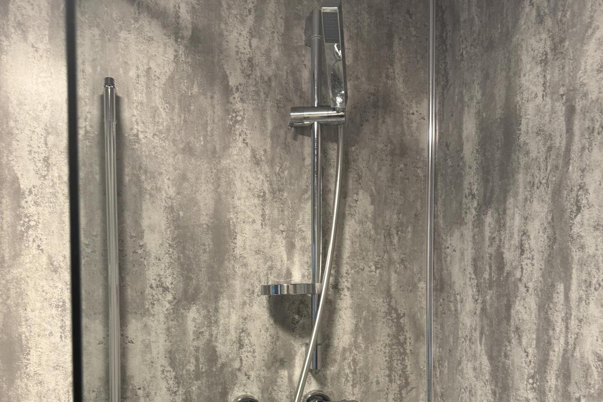 House | Bathroom | Combined shower/bathtub, deep-soaking bathtub, towels