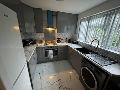 3 Bed-sleeps 5- Garden-pets-parking