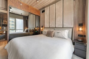 1 chambre, bureau, fer et planche à repasser, lit de bébé portatif