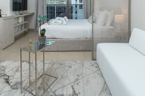 1 soverom, skrivebord, strykejern/-brett og reiseseng for barn