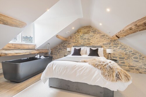 Stunning Grade 2 Listed Cottage that sleeps 8 in the heat of Kirkby Lonsdale