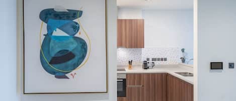 Frigorífico, microondas, horno y placa de cocina