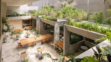 Petit déjeuner, déjeuner, dîner et brunch servis sur place