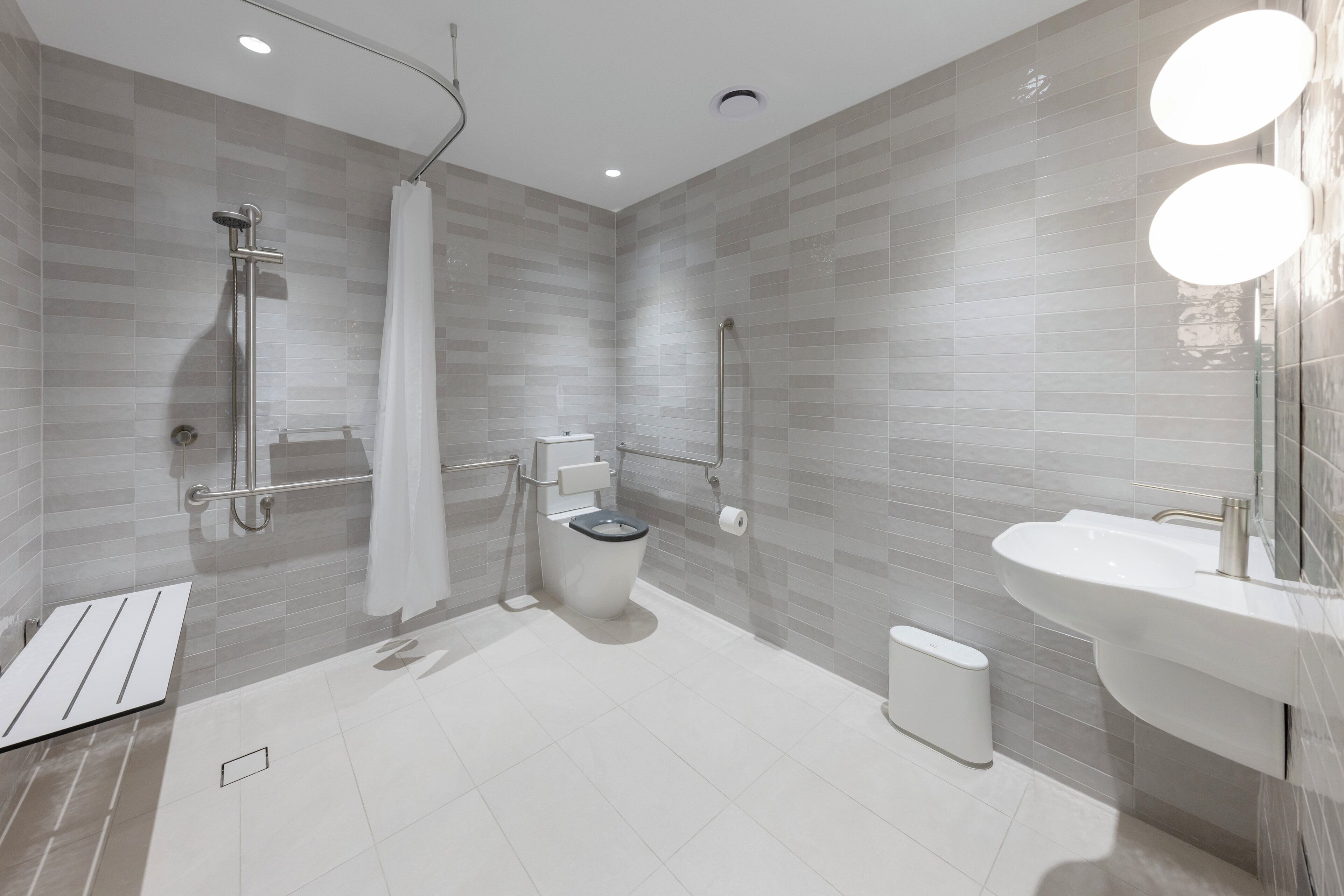Ein modernes Badezimmer mit Dusche, Toilette und Waschbecken.