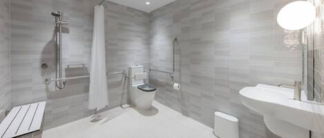 Ein modernes Badezimmer mit Dusche, Toilette und Waschbecken.
