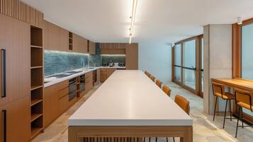 Una cocina moderna con una encimera amplia, armarios empotrados y un ventanal que aporta luz natural.