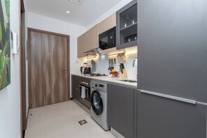 Kühlschrank, Mikrowelle, Ofen, Herdplatte