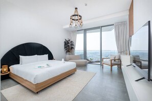 3 habitaciones, escritorio y tabla de planchar con plancha 