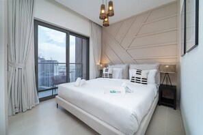 1 habitación, escritorio, tabla de planchar con plancha y cuna de viaje 