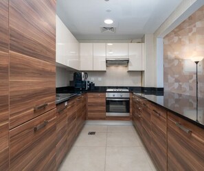 Fridge, oven, stovetop, coffee/tea maker