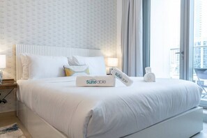 1 quarto, escrivaninha, ferros/tábuas de passar roupa, berço de viagem