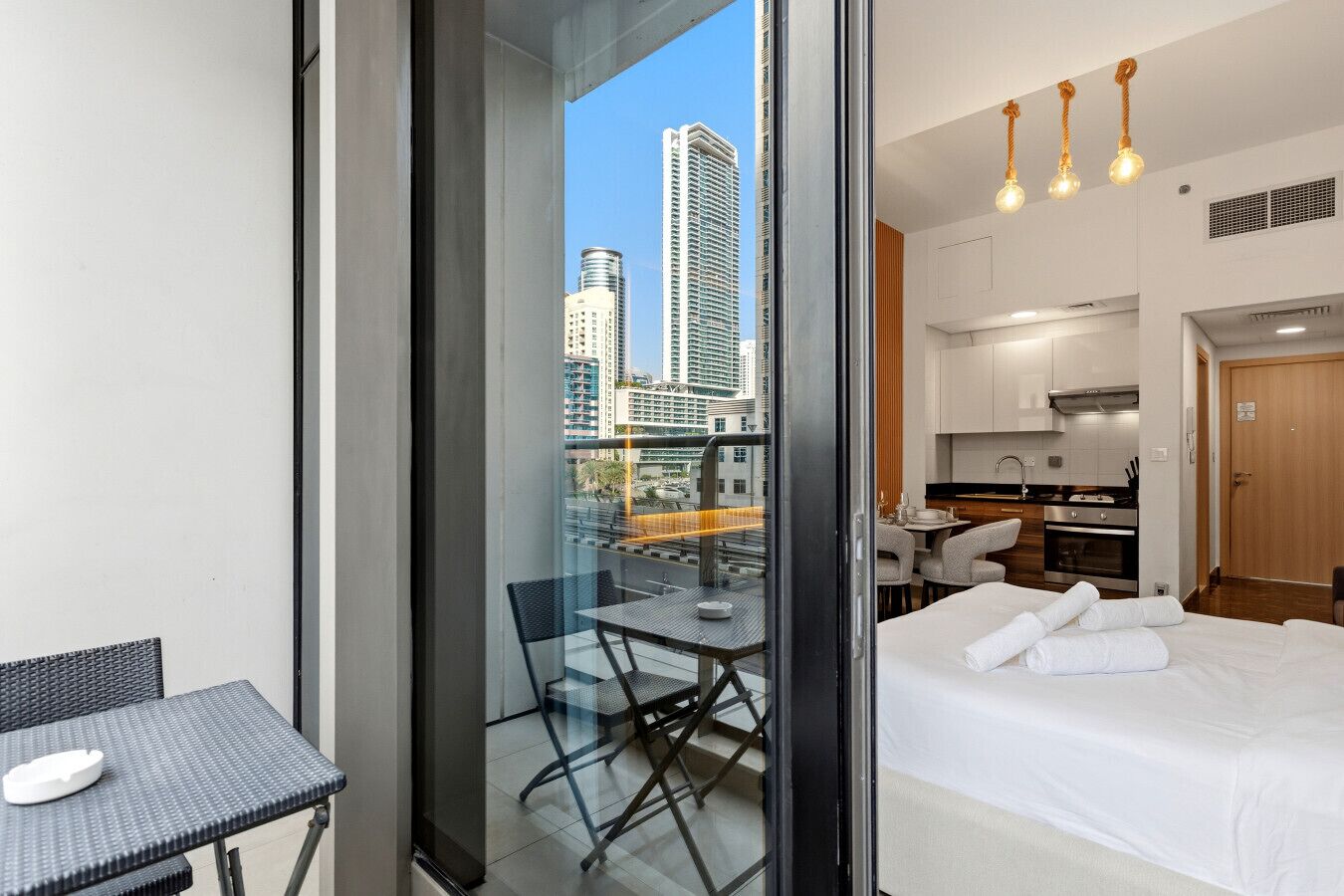 1 室のベッドルーム、デスク、アイロン / アイロン台、旅行用ベビーベッド