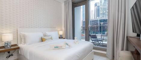 1 soverom, skrivebord, strykejern/-brett og reiseseng for barn