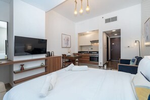 1 soverom, skrivebord, strykejern/-brett og reiseseng for barn