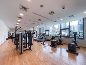 Fitness facility - Sparkle Tower 102 · Colorful Geometric Apartment in Dubai Marina (Dubai)