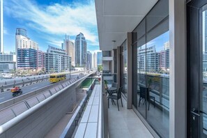 Property grounds - Sparkle Tower 102 · Colorful Geometric Apartment in Dubai Marina (Dubai)