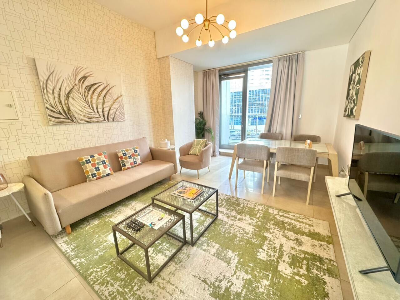 Ein modernes Wohnzimmer mit einer Couch, zwei Couchtischen, einem Essbereich mit Tisch und Stühlen sowie einem großen Fenster mit Vorhängen.