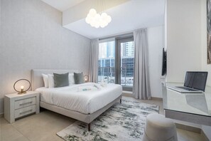 Una scrivania, ferro/asse da stiro, culla da viaggio, Wi-Fi