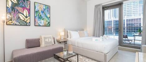 1 habitación, escritorio, tabla de planchar con plancha y cuna de viaje