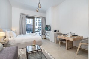 1 slaapkamer, een bureau, een strijkplank/strijkijzer, reisbedje