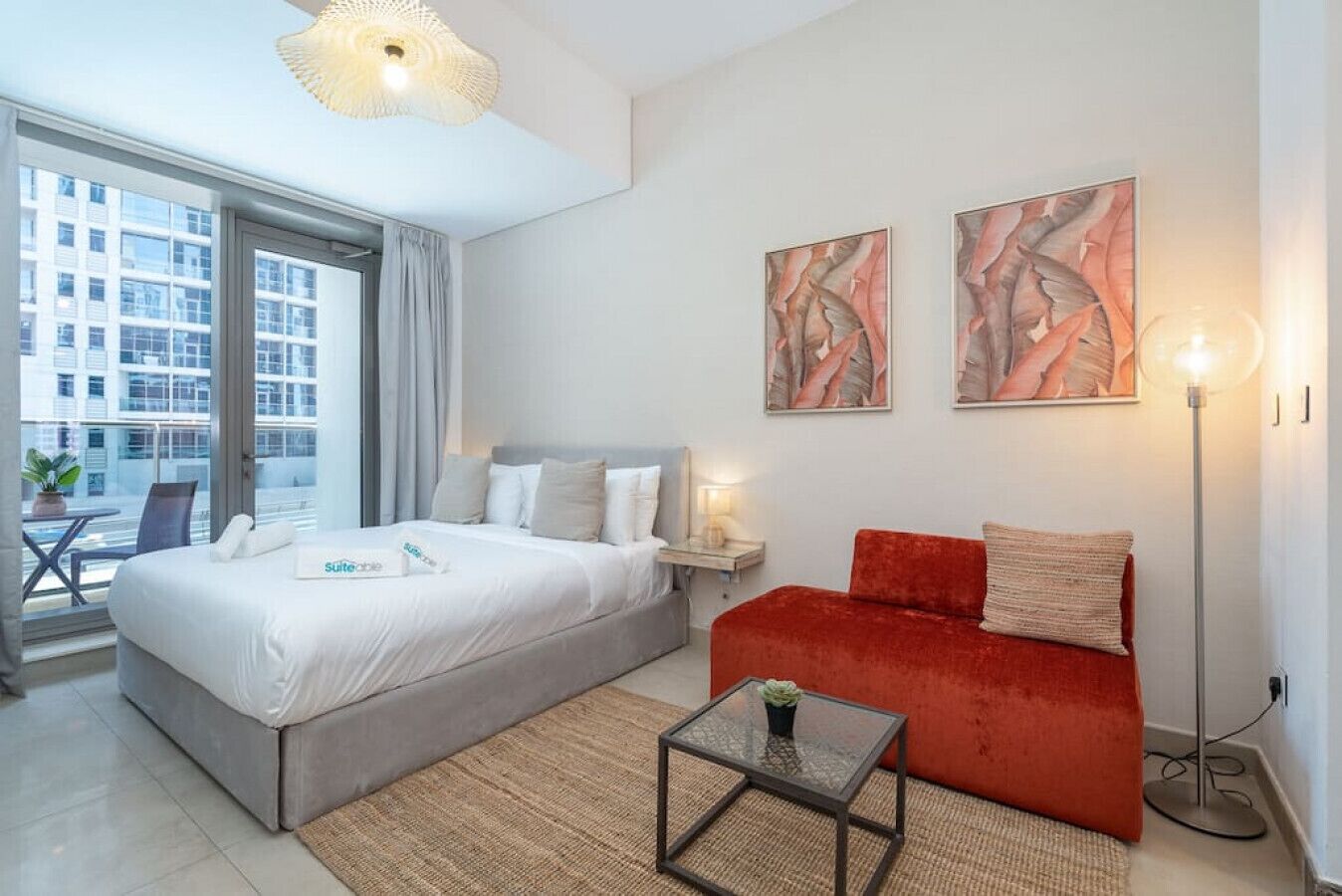 1 habitación, escritorio, tabla de planchar con plancha y cuna de viaje 