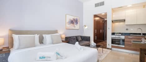 1 habitación, escritorio, tabla de planchar con plancha y cuna de viaje