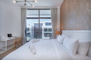 1 bedroom, desk, iron/ironing board, travel cot - Prime Views 409 · Tropical Oasis apartment in Meydan by Suiteable (Dubai)