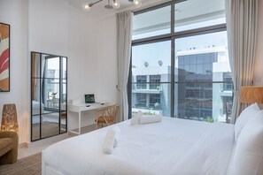 1 sovrum, skrivbord, strykjärn/strykbräda och resesäng