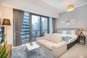 TV - Silverene B 2106 · Prime Stylish Studio with Marina Views (Dubai)