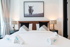 2 habitaciones, escritorio y tabla de planchar con plancha 