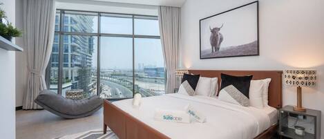 2 chambres, bureau, fer et planche à repasser, lit de bébé portatif