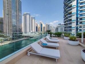 Property grounds - Majestic 3-Bed apartment w stunning Marina views (Dubai Marina)