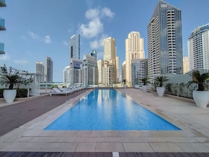 Une piscine avec une vue sur la ville en arrière-plan.